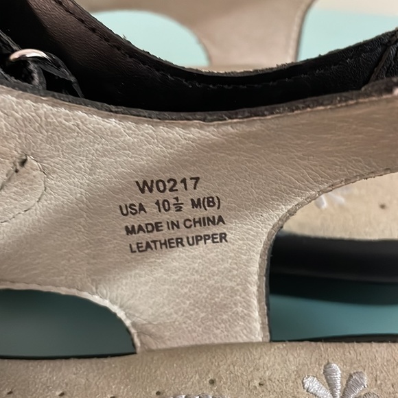 Size 10 1/2 Propet sandals ( by The Walking Shoe Company - Picture 4 of 7